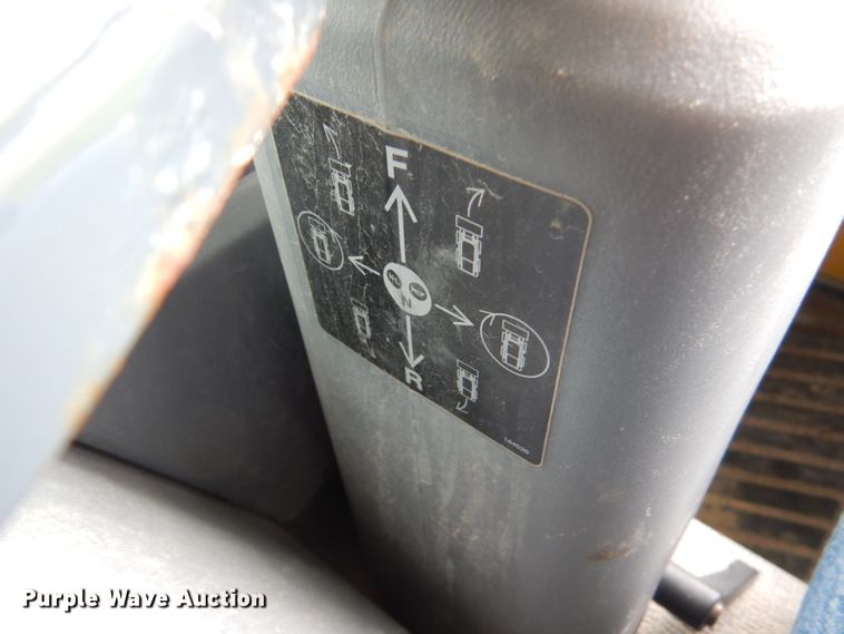 image for item GW9967 2015 Gehl R220  skid steer loader