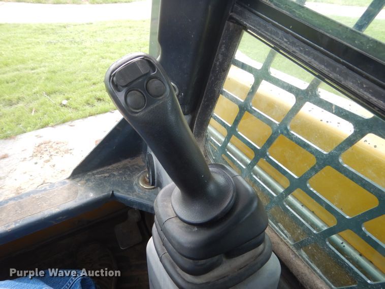 image for item GW9967 2015 Gehl R220  skid steer loader