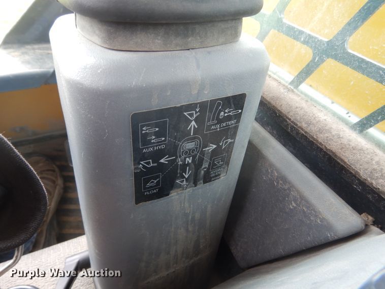 image for item GW9967 2015 Gehl R220  skid steer loader