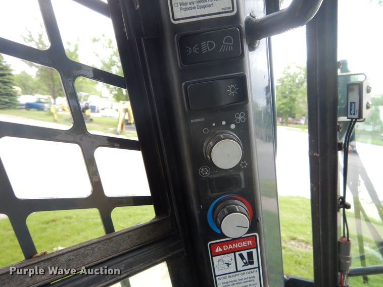 image for item GW9967 2015 Gehl R220  skid steer loader