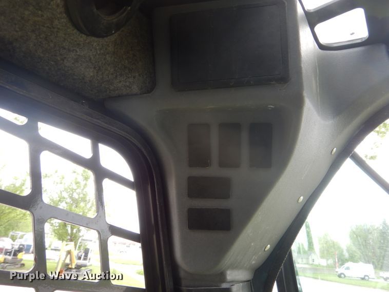 image for item GW9967 2015 Gehl R220  skid steer loader