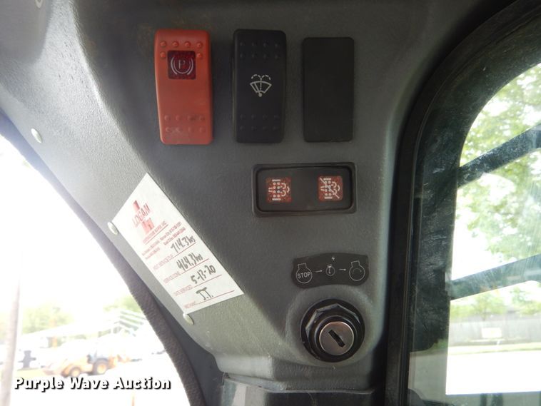 image for item GW9967 2015 Gehl R220  skid steer loader