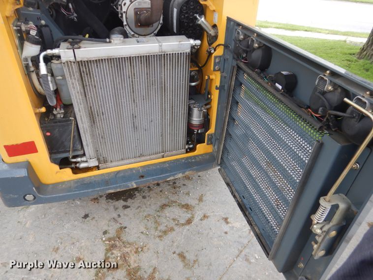 image for item GW9967 2015 Gehl R220  skid steer loader