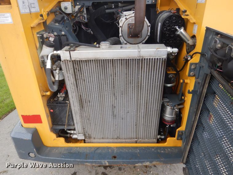 image for item GW9967 2015 Gehl R220  skid steer loader