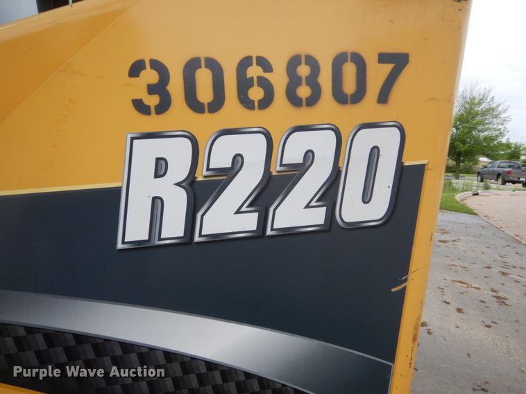 image for item GW9967 2015 Gehl R220  skid steer loader