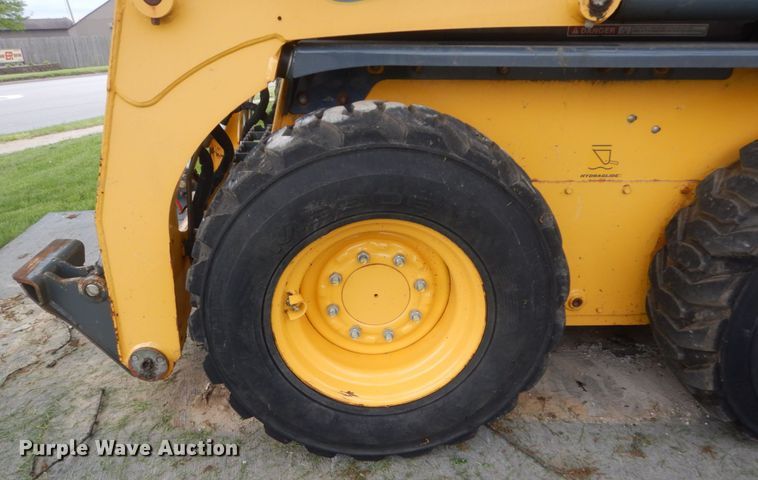 image for item GW9967 2015 Gehl R220  skid steer loader