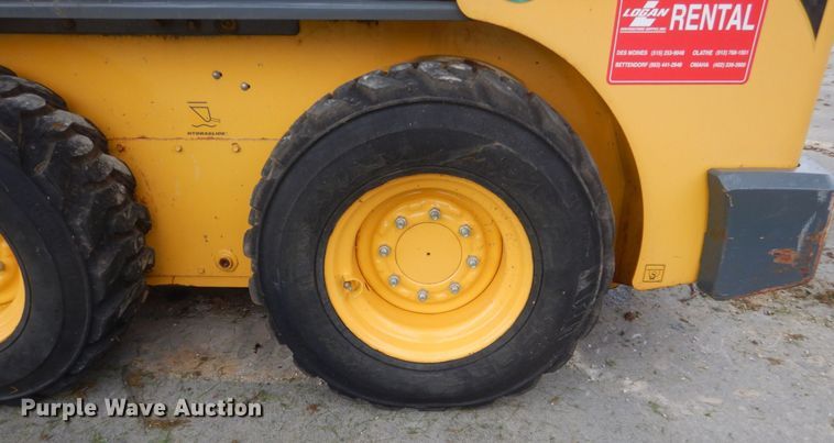 image for item GW9967 2015 Gehl R220  skid steer loader