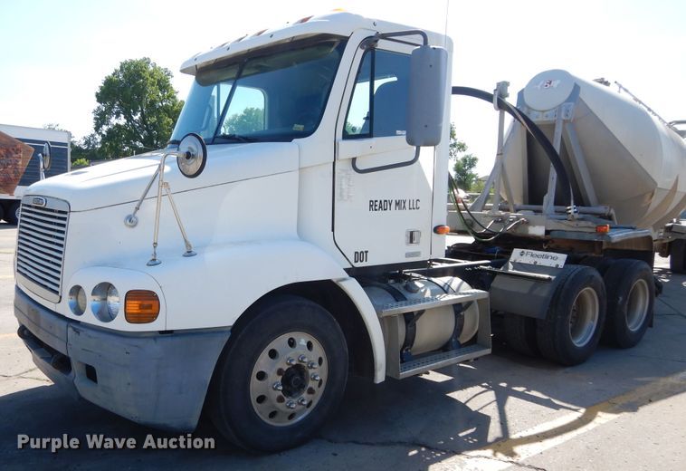 image for item HS9552 2002 Freightliner Century Class ST  semi truck