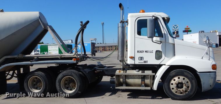 image for item HS9552 2002 Freightliner Century Class ST  semi truck