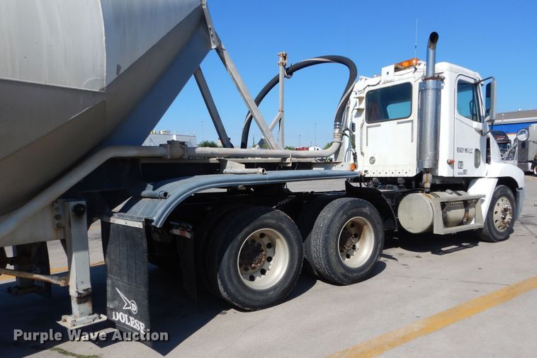 image for item HS9552 2002 Freightliner Century Class ST  semi truck