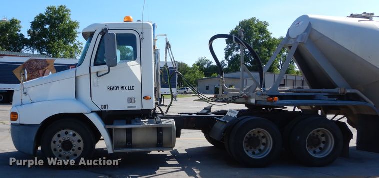 image for item HS9552 2002 Freightliner Century Class ST  semi truck