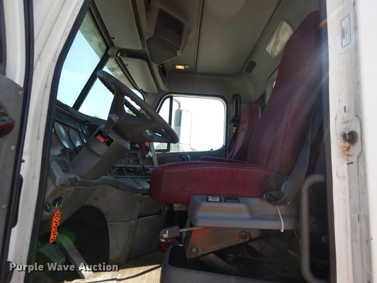 image for item HS9552 2002 Freightliner Century Class ST  semi truck