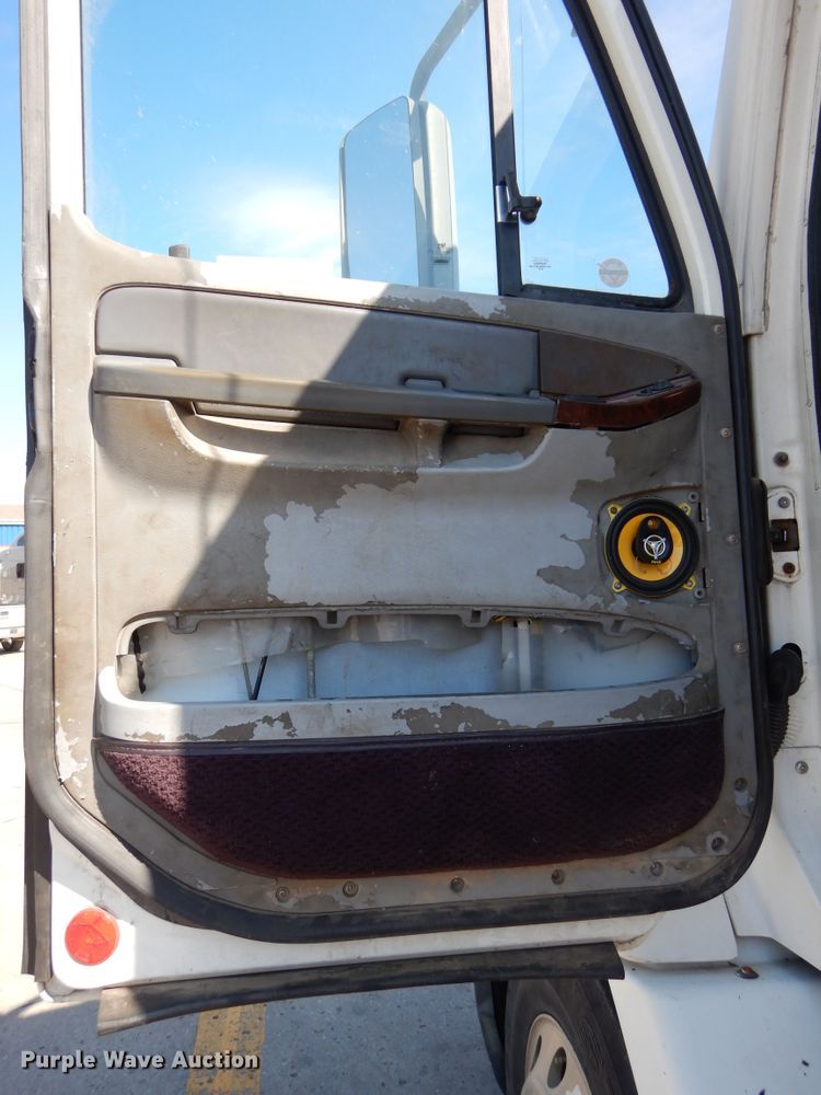 image for item HS9552 2002 Freightliner Century Class ST  semi truck