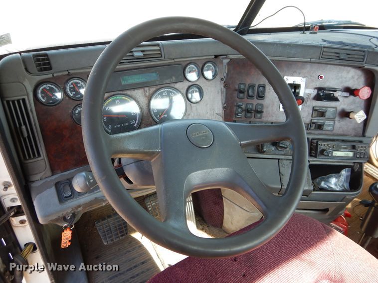 image for item HS9552 2002 Freightliner Century Class ST  semi truck