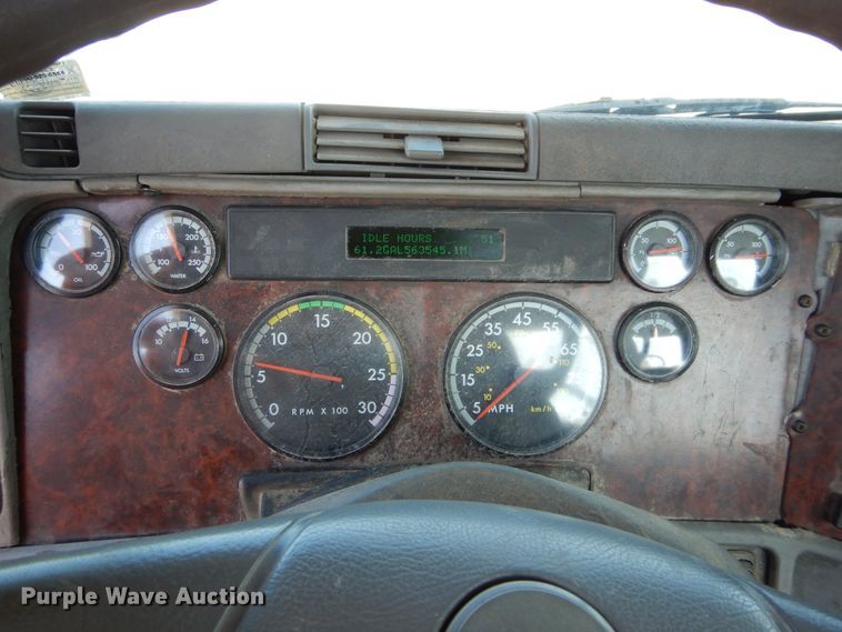 image for item HS9552 2002 Freightliner Century Class ST  semi truck