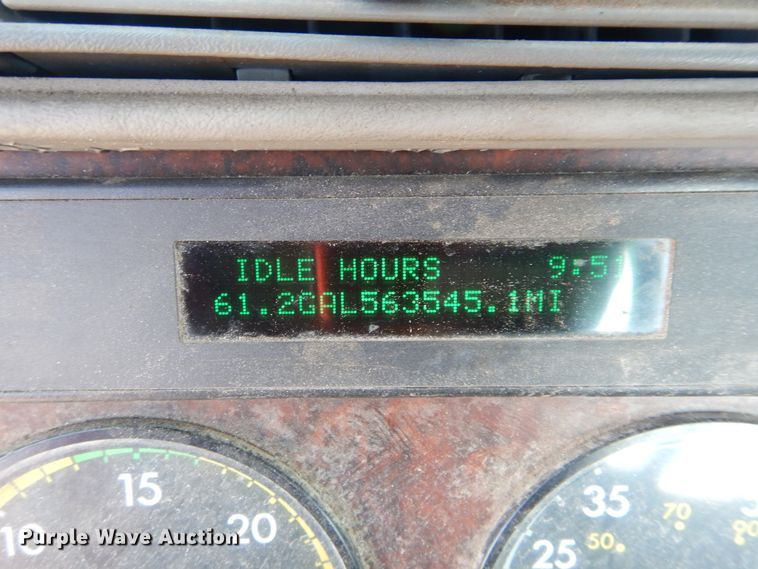 image for item HS9552 2002 Freightliner Century Class ST  semi truck