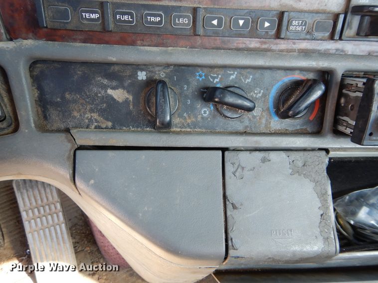 image for item HS9552 2002 Freightliner Century Class ST  semi truck