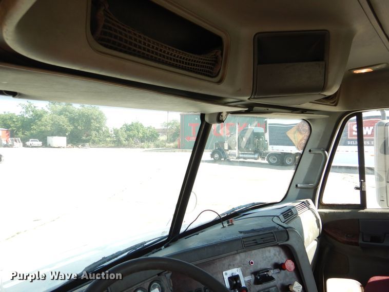 image for item HS9552 2002 Freightliner Century Class ST  semi truck