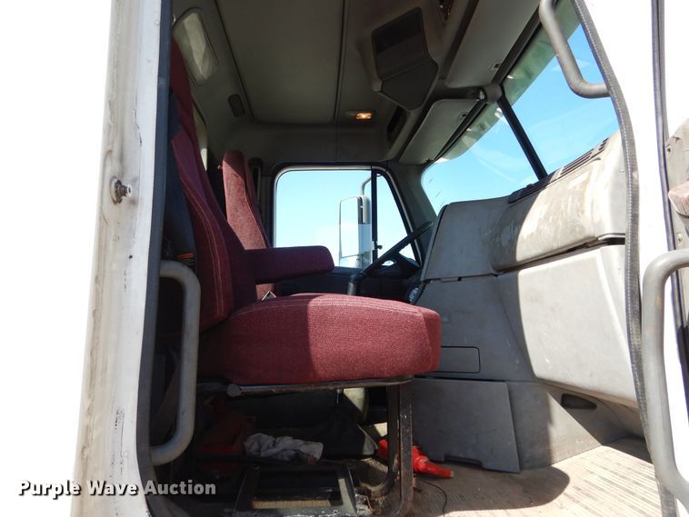 image for item HS9552 2002 Freightliner Century Class ST  semi truck