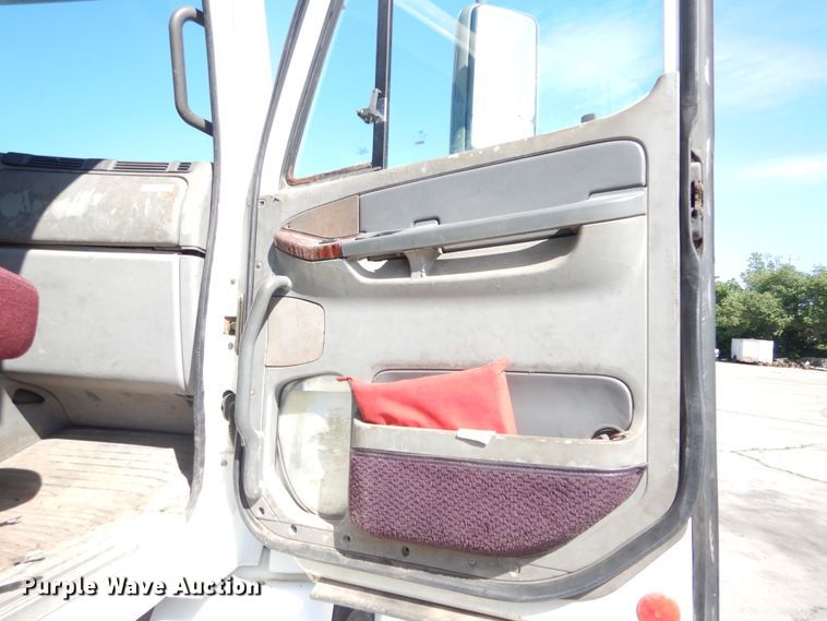 image for item HS9552 2002 Freightliner Century Class ST  semi truck