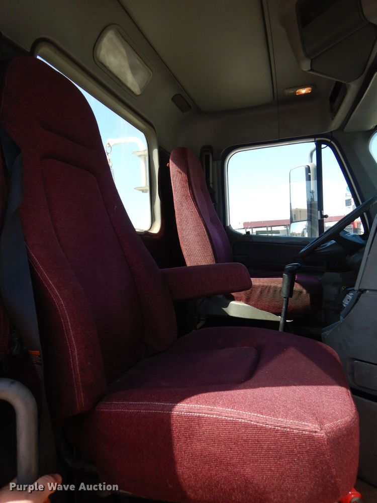 image for item HS9552 2002 Freightliner Century Class ST  semi truck