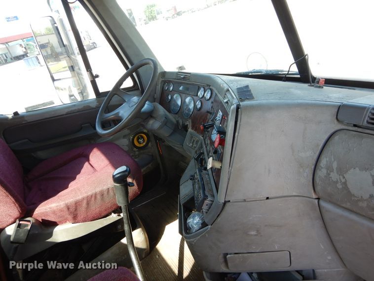 image for item HS9552 2002 Freightliner Century Class ST  semi truck