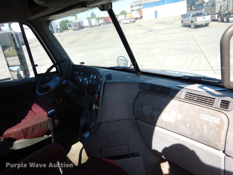 image for item HS9552 2002 Freightliner Century Class ST  semi truck