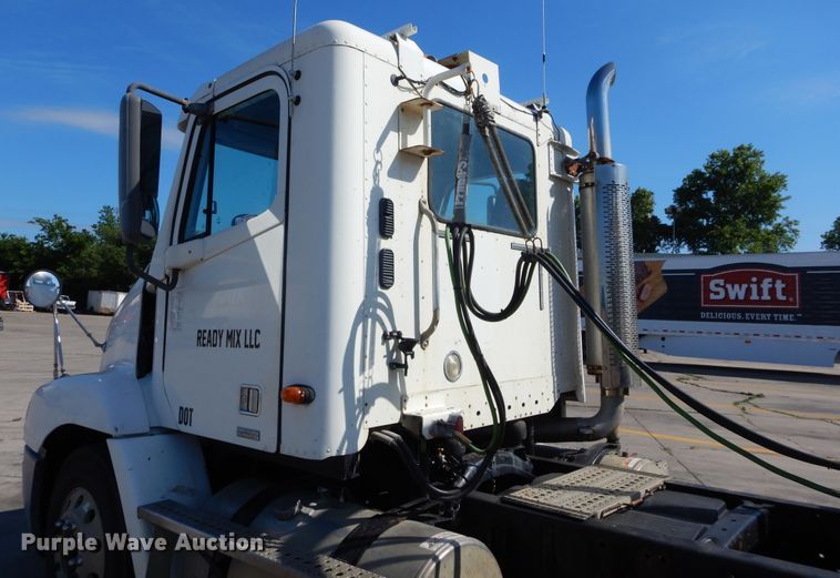 image for item HS9552 2002 Freightliner Century Class ST  semi truck