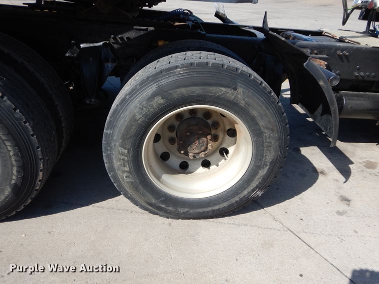 image for item HS9552 2002 Freightliner Century Class ST  semi truck