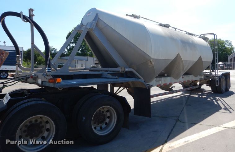 image for item HS9553 1991 Fruehauf pneumatic dry bulk trailer