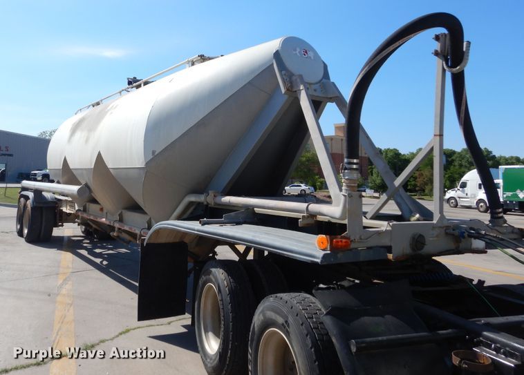 image for item HS9553 1991 Fruehauf pneumatic dry bulk trailer
