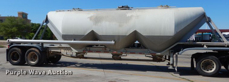 image for item HS9553 1991 Fruehauf pneumatic dry bulk trailer