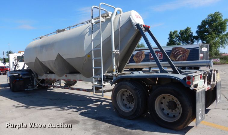 image for item HS9553 1991 Fruehauf pneumatic dry bulk trailer