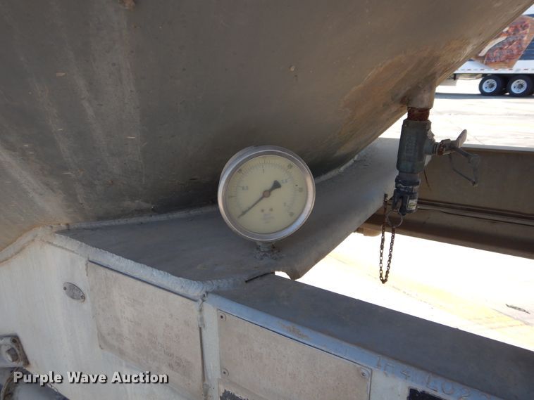 image for item HS9553 1991 Fruehauf pneumatic dry bulk trailer