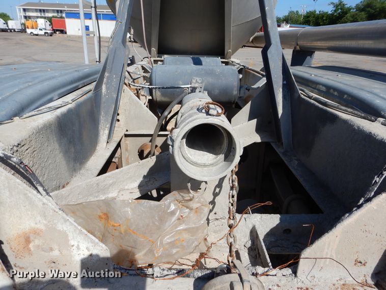 image for item HS9553 1991 Fruehauf pneumatic dry bulk trailer