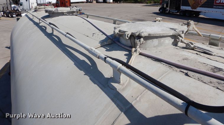 image for item HS9553 1991 Fruehauf pneumatic dry bulk trailer