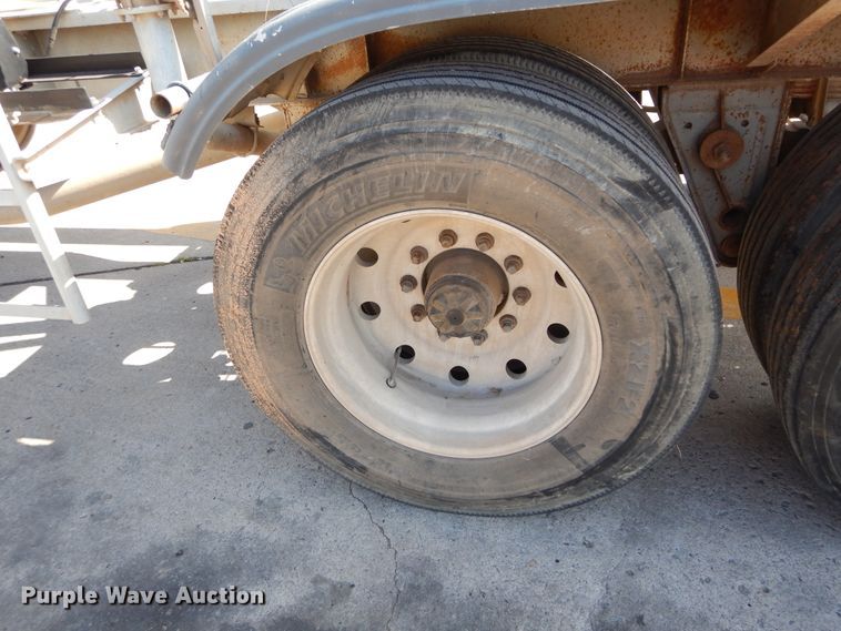 image for item HS9553 1991 Fruehauf pneumatic dry bulk trailer