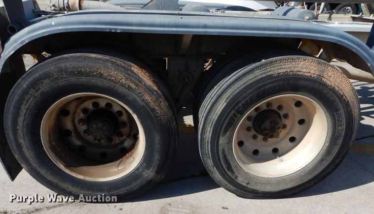 image for item HS9553 1991 Fruehauf pneumatic dry bulk trailer