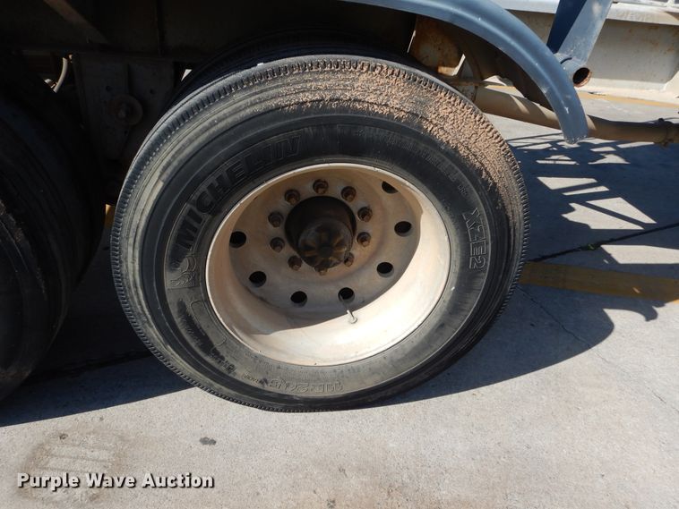 image for item HS9553 1991 Fruehauf pneumatic dry bulk trailer