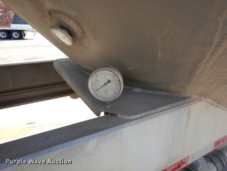 image for item HS9553 1991 Fruehauf pneumatic dry bulk trailer