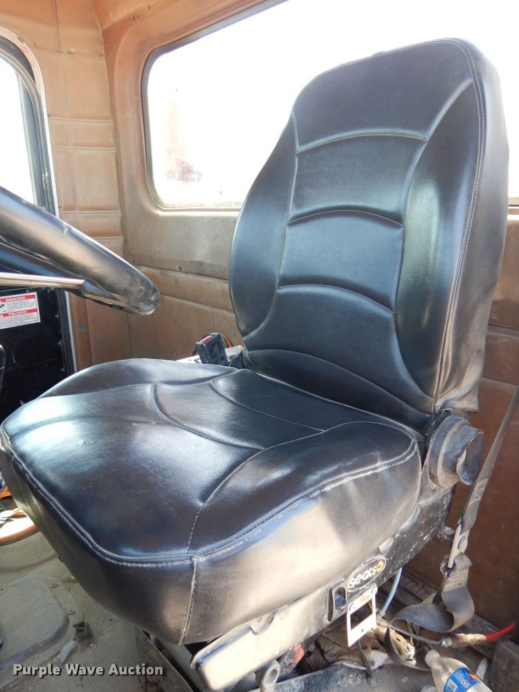 image for item HS9554 2000 Peterbilt 357  ready mix truck