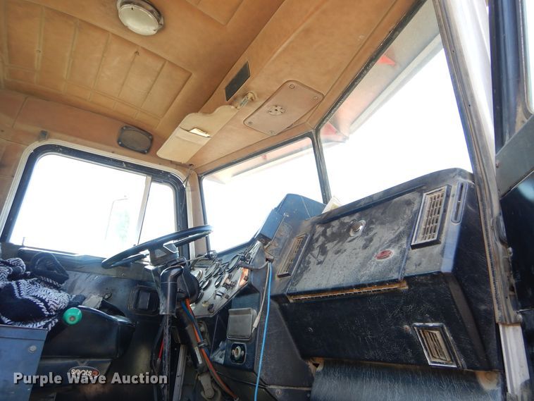 image for item HS9555 2000 Peterbilt 357  ready mix truck