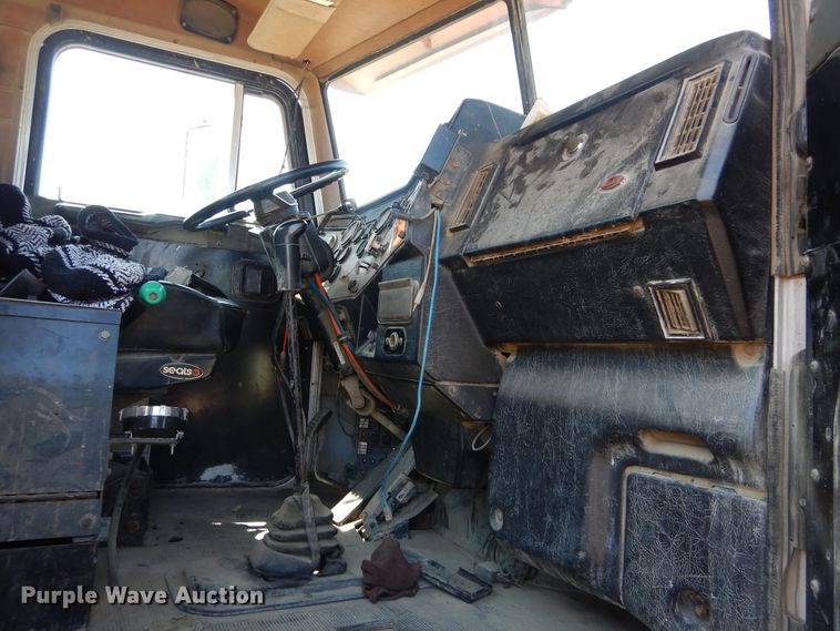 image for item HS9555 2000 Peterbilt 357  ready mix truck