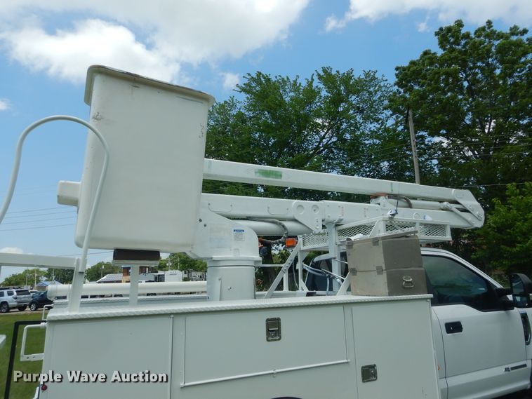 image for item HS9578 2017 Ford F550 Super Duty  bucket truck