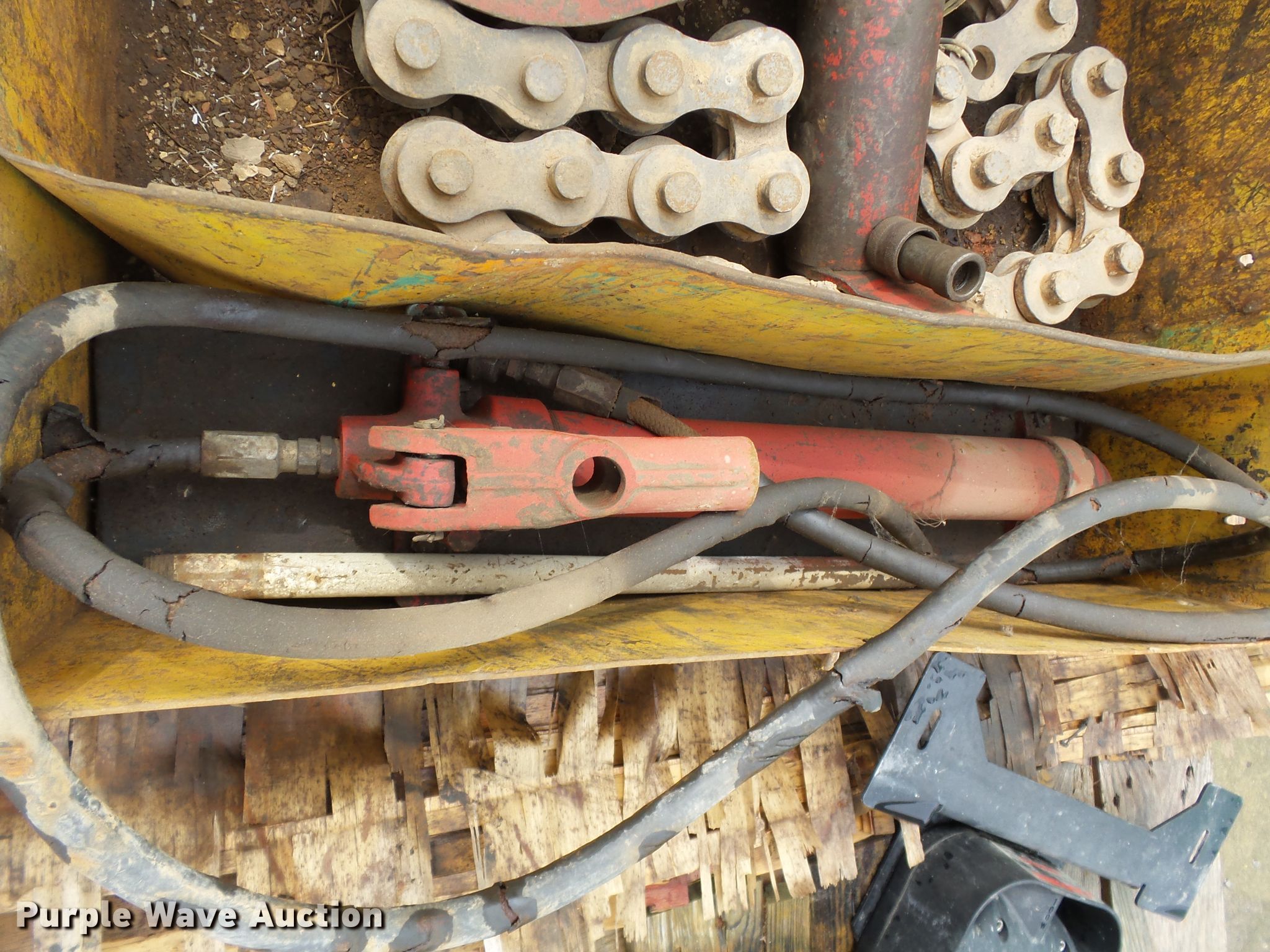 Hydraulic pipe cutter in Cape Girardeau, MO Item DH7988 sold Purple Wave