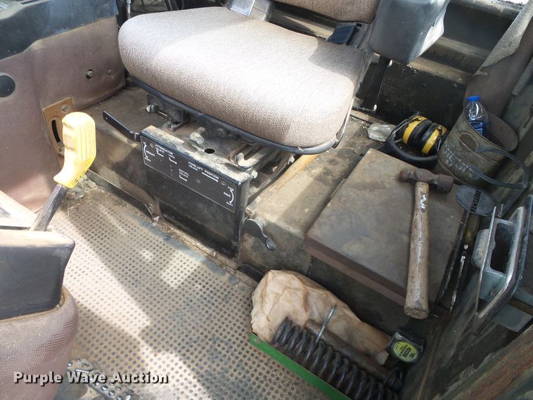 image for item DF8999 1984 John Deere 8650  4WD tractor