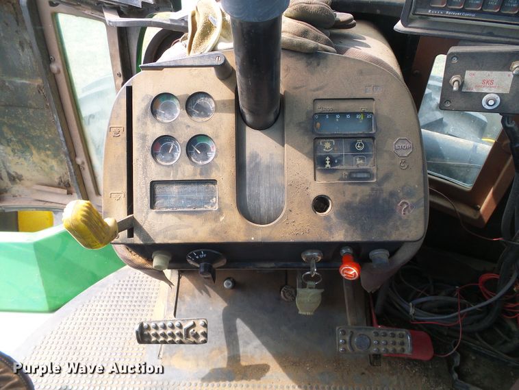 image for item DF8999 1984 John Deere 8650  4WD tractor