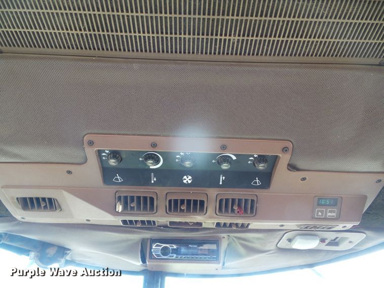 image for item DF8999 1984 John Deere 8650  4WD tractor