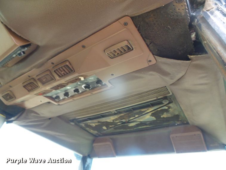 image for item DF8999 1984 John Deere 8650  4WD tractor