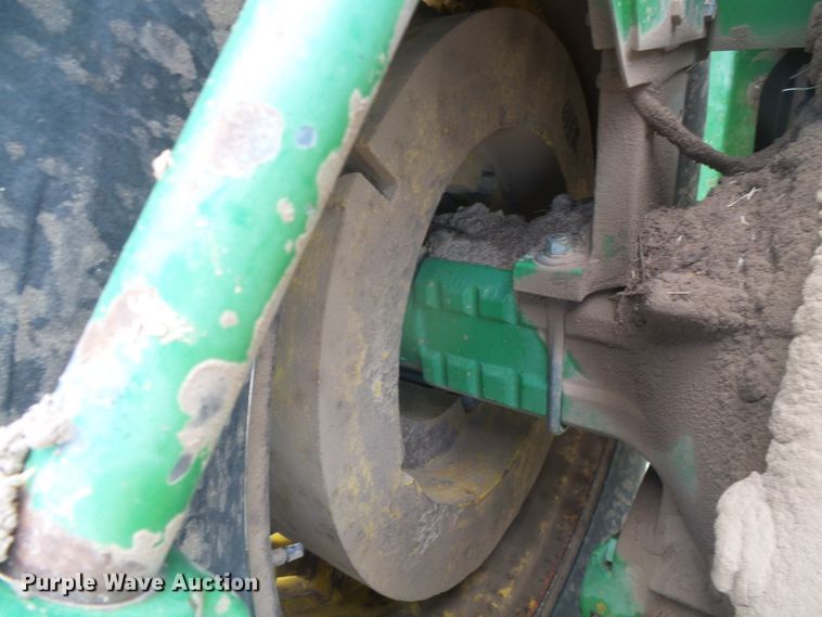 image for item DF8999 1984 John Deere 8650  4WD tractor